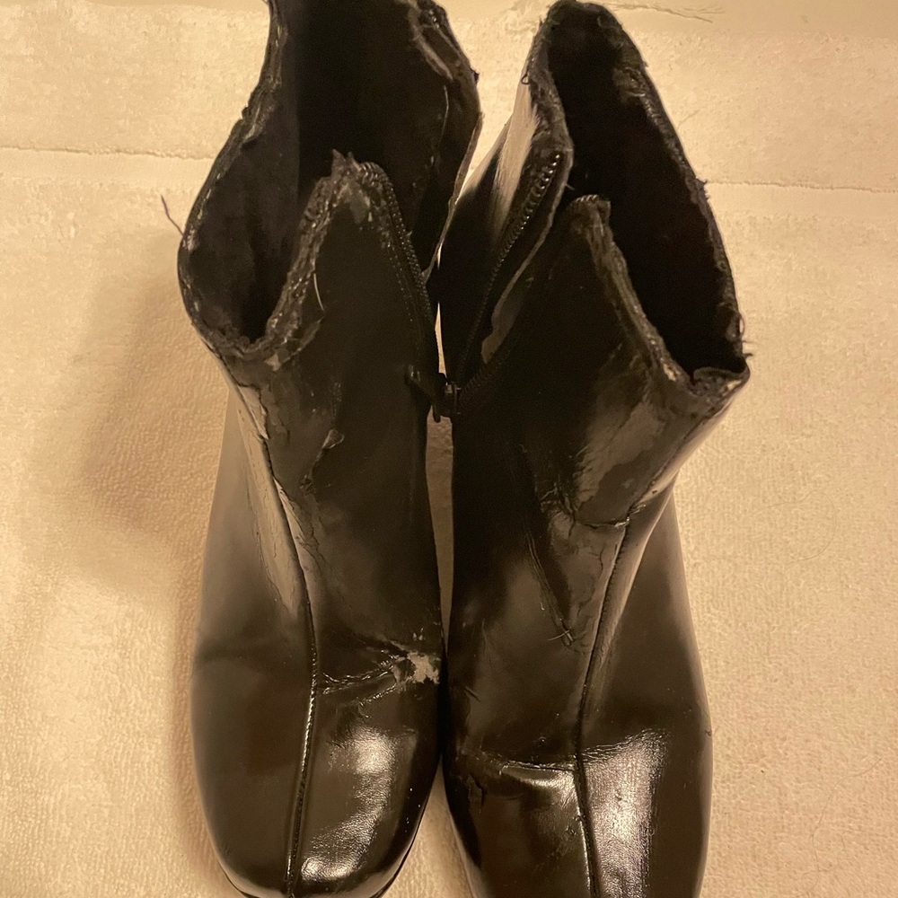 Black pealing Kenneth Cole wedge